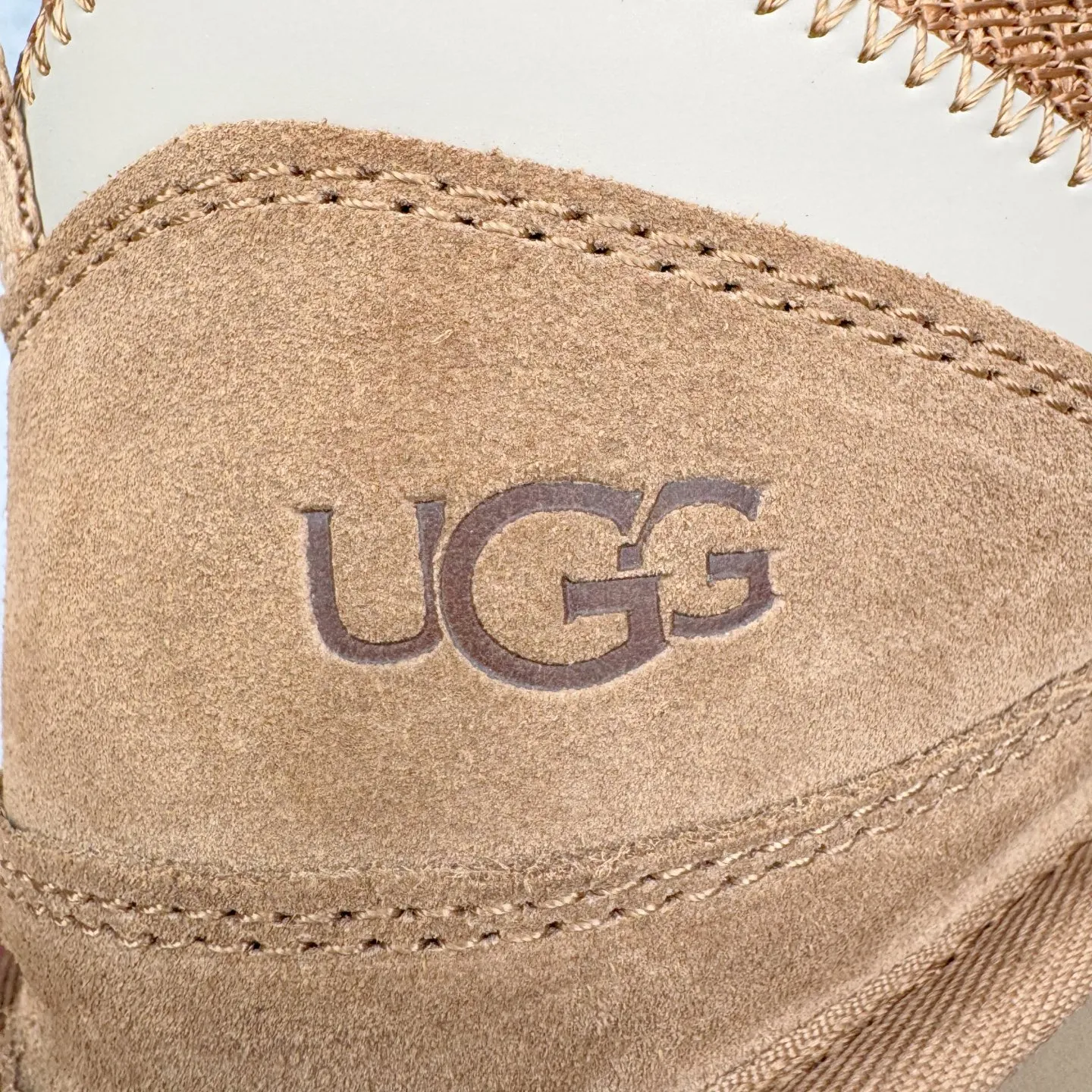 Pick up locally💰640 UGG 4032 Meyer autumn and winter sheepskin and fur integrated snow boots. All shoes are made of ZP from the same factory. Longfeng A-grade Australian imported sheepskin and fur integrated. Men's and women's boots brand OEM production line fully follows the ZP process. OEM original pattern maker adheres to the principle of no original shoes and no development selection. Pay attention to every detail. The most authentic version on the market TREADLITE "Light Wing" technology outsole Lightweight/durable/flexible/pile size: 35 36 37 38 39 40 41 42 43 44 45 Coding: by3936030